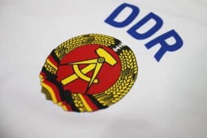 Casmiseta DDR RDA blanca escudo 